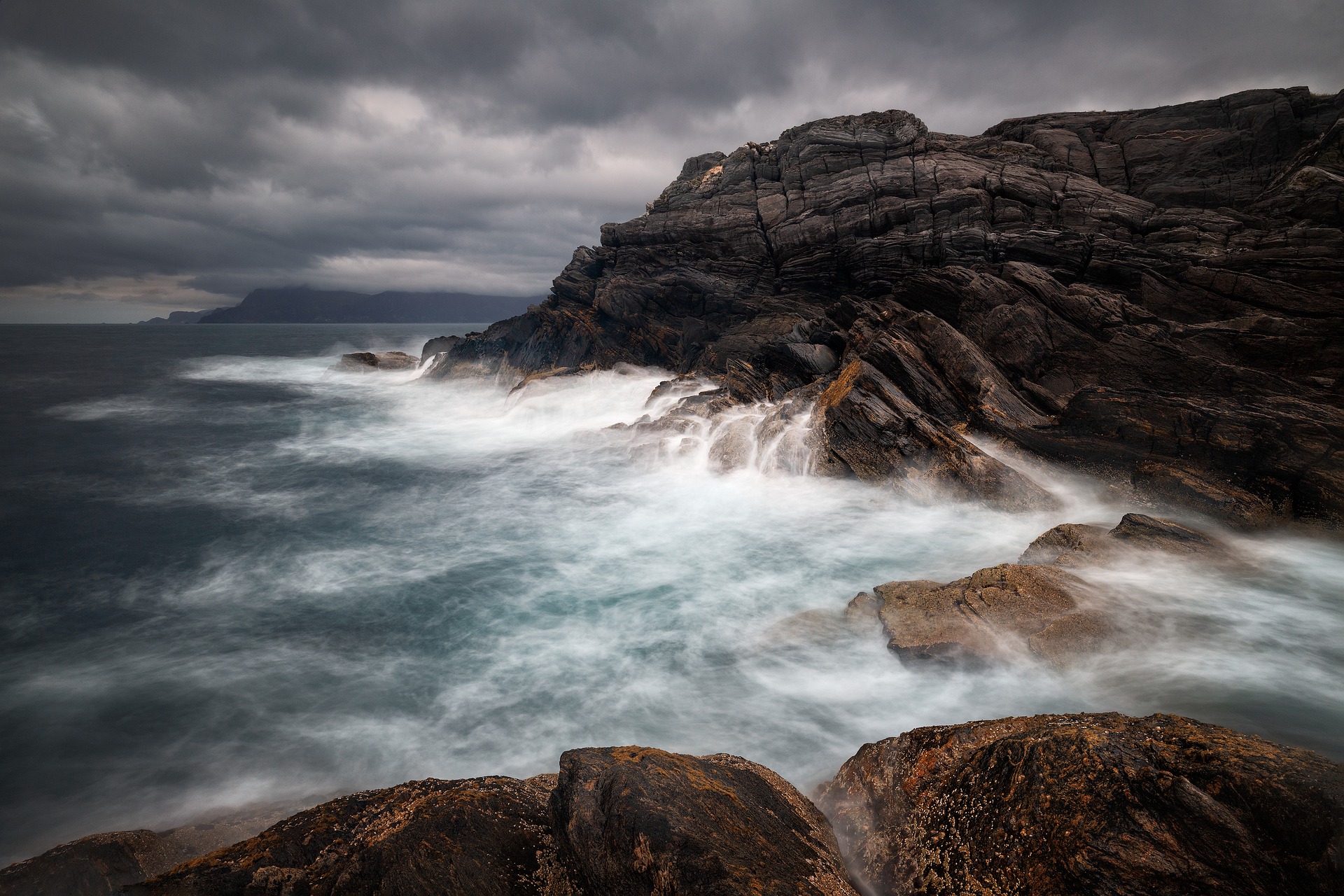 Waves breaking on rocks